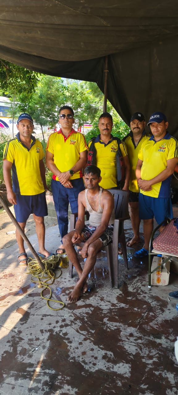 तेज जलधारा में बहते व्यक्ति को एसडीआरएफ टीम द्वारा किया गया रेस्क्यू