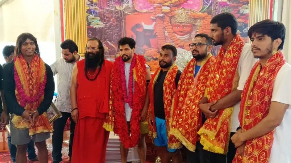 चरण पादुका मंदिर में आयोजित कांवड़ सेवा शिविर में पहुंचे हरियाणा के खिलाड़ी