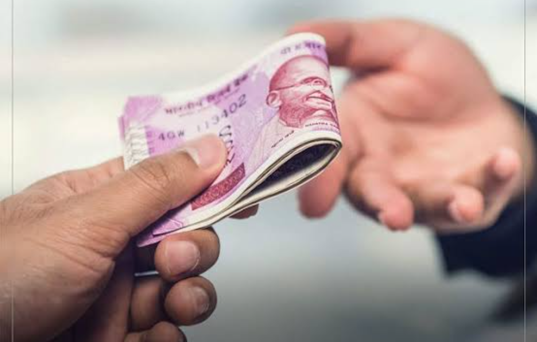 रिश्वत लेते हुए रंगे हाथ पकड़े गए मंडी समिति काशीपुर के प्रभारी सचिव – सतर्कता विभाग की कार्रवाई