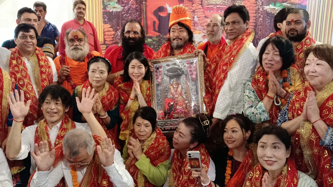श्रीमहंत रविंद्र पुरी महाराज ने जापानी गुरु और उनके शिष्यों को पवित्र चुनरी भेंट कर दिया आशीर्वाद