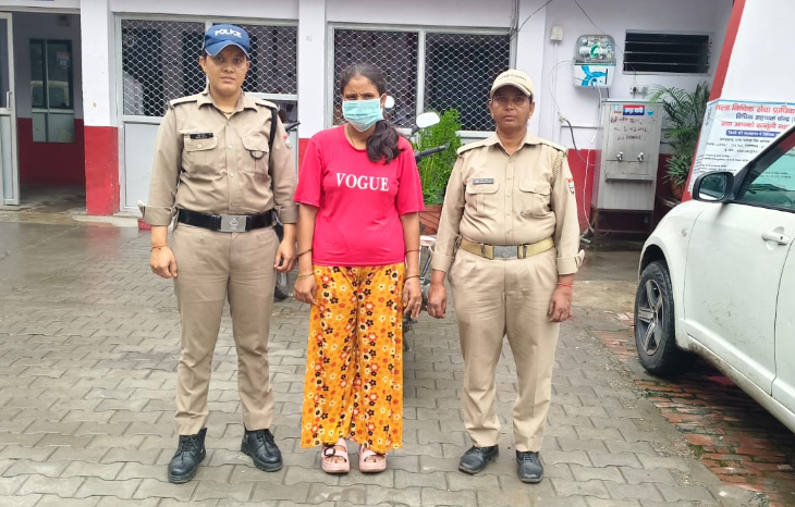बच्ची का अपहरण कर/जान से मारने की धमकी देना/गाली गलौच/मारपीट करने वाली महिला आरोपी पुलिस की गिरफ्त में